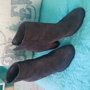 Arturo Chaing Size 8 dark brown suede booties